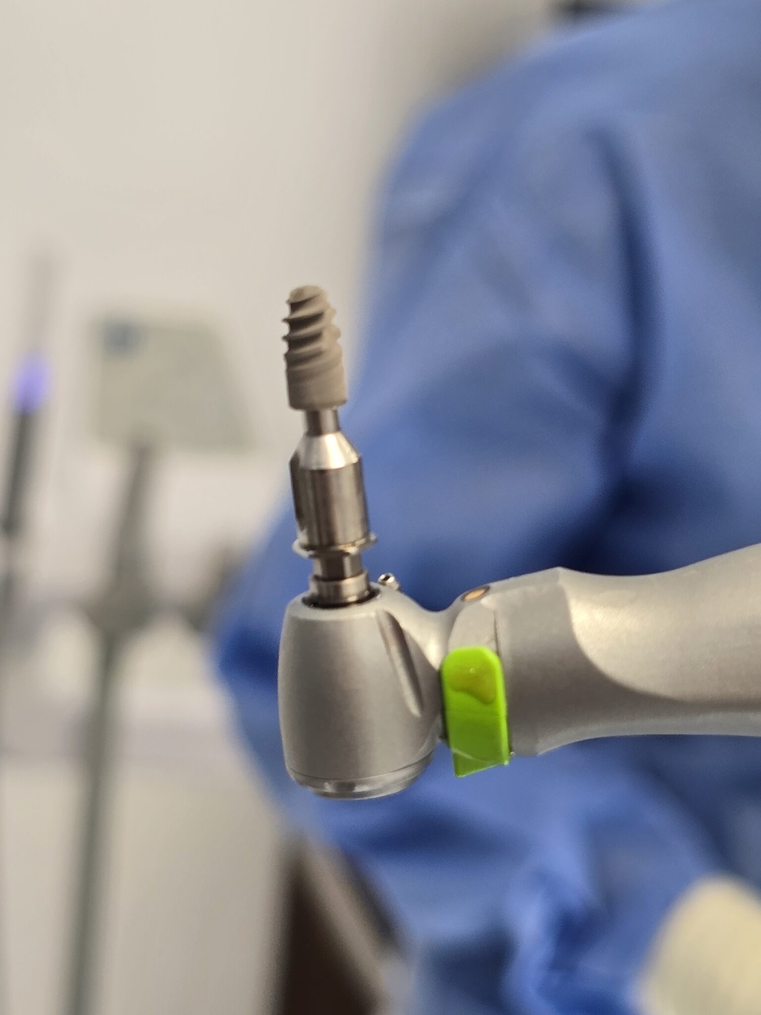 Implant gotowy do wkręcenia
