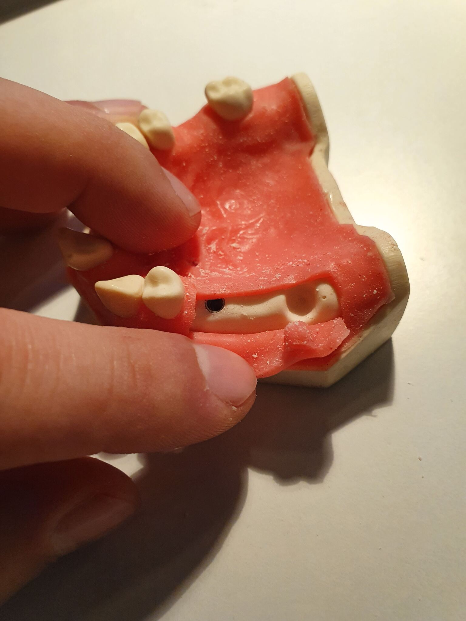 Wszczep implantu przez szablon